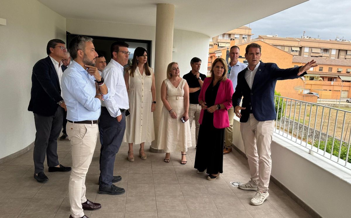Visita de la vicepresidenta Camarero junto a autoridades municipales a la residencia de la Beneficiencia de Ontinyent.
