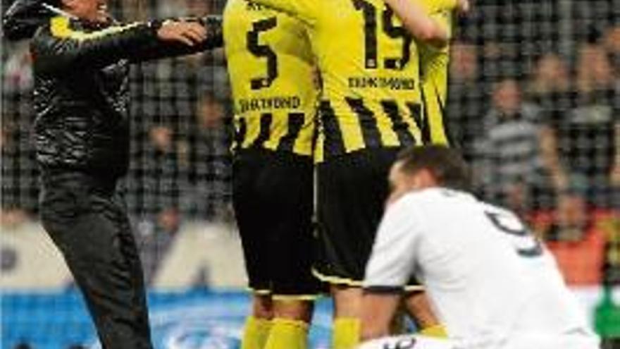 Benzema, abatut, amb els jugadors del Borussia eufòrics al fons.