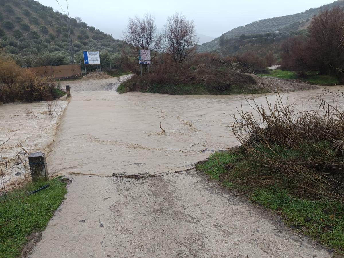 Puente del Molino de San Rafael con el río Salado desbordado.
