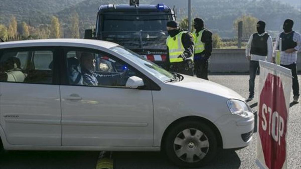 Control antiterrorista de los Mossos d'Esquadra, ayer en Mollet del Vallès.