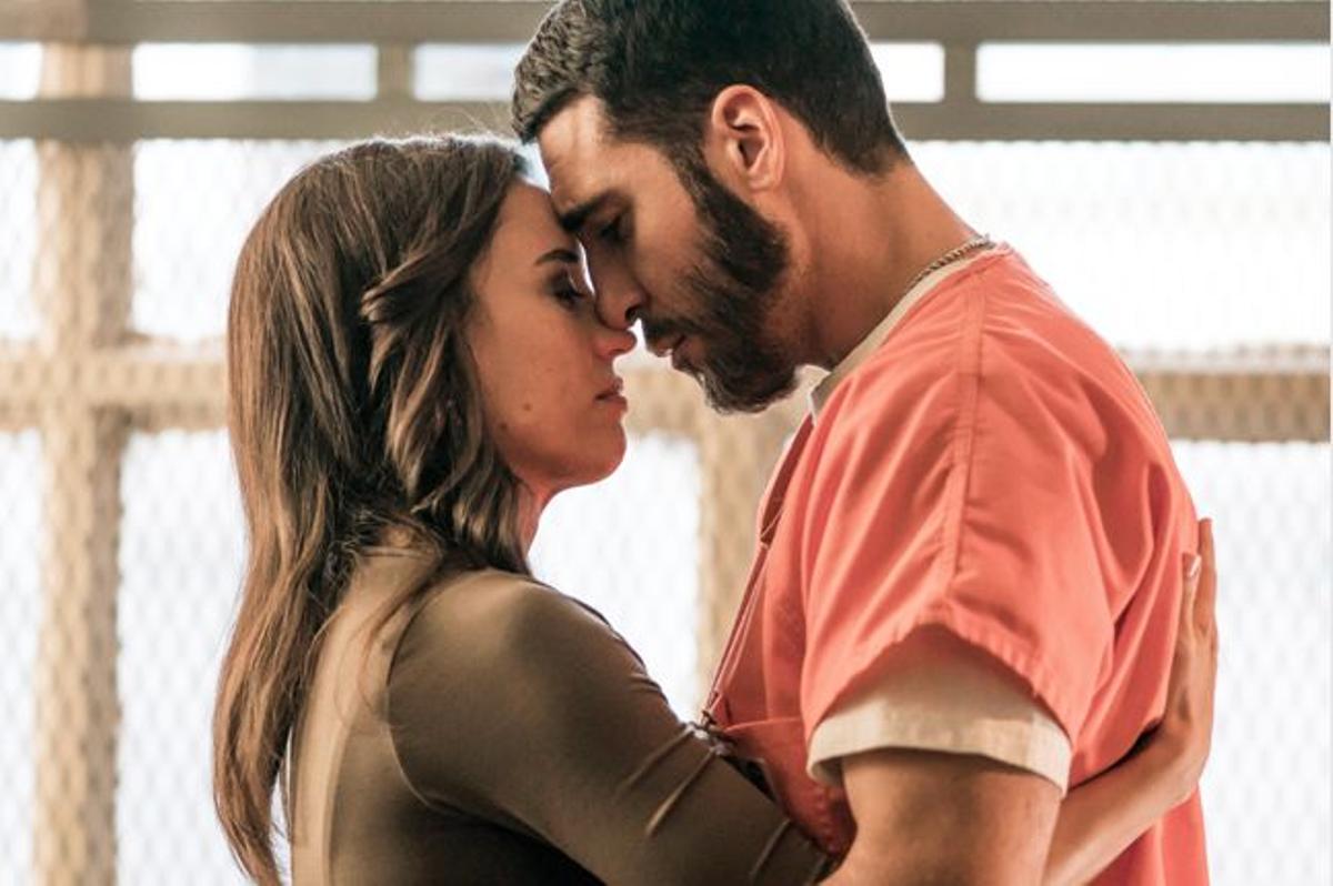 Miguel Ángel Silvestre y Marisé Álvarez en la serie En el corredor de la muerte