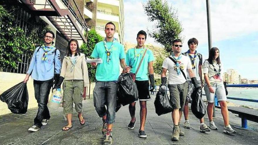 Miembros del grupo scout Resurrección, tras la limpieza de una playa en Alicante.