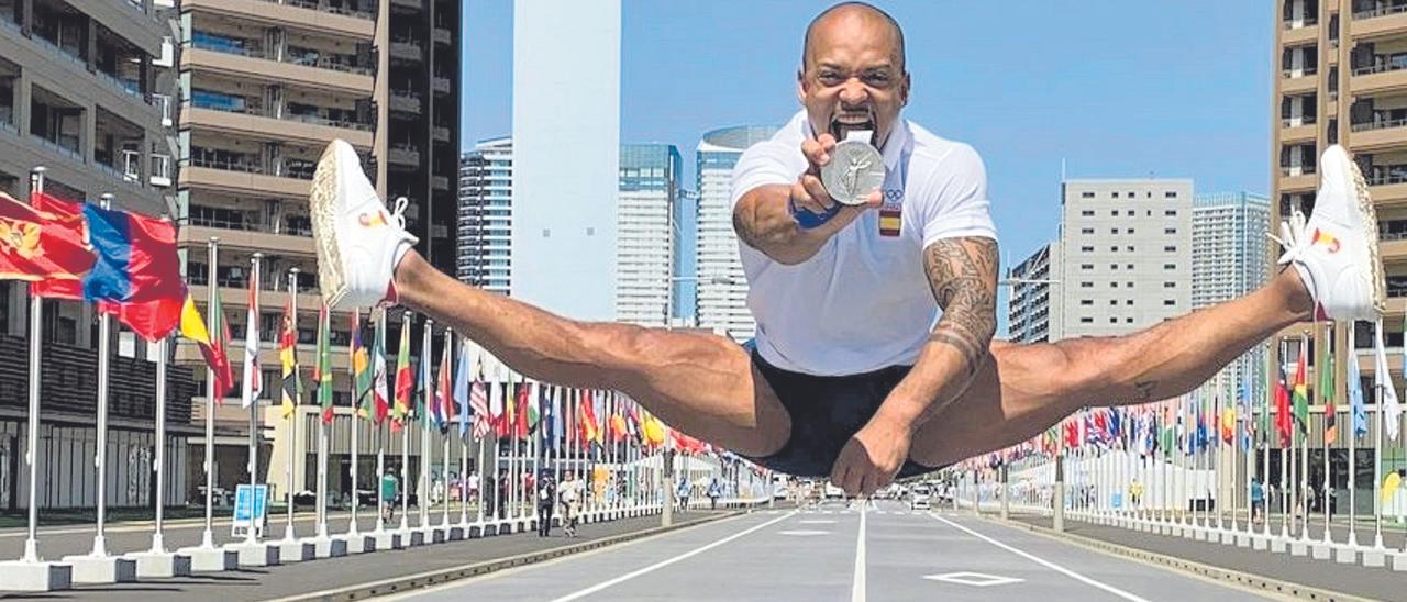 Ray Zapata hace un salto en una de las calles de la villa olímpica mostrando su medalla de plata antes de irse de Tokio.