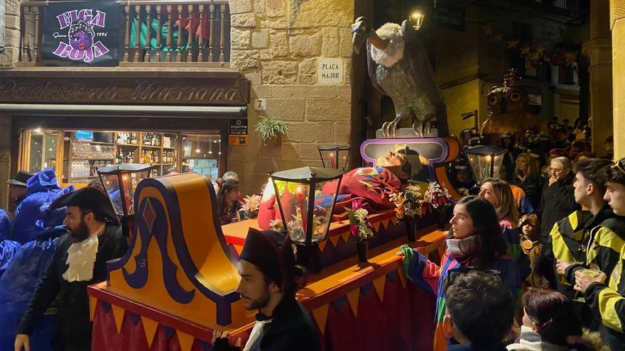 Vetlla per la mort del Carnestoltes a la plaça Major de Solsona