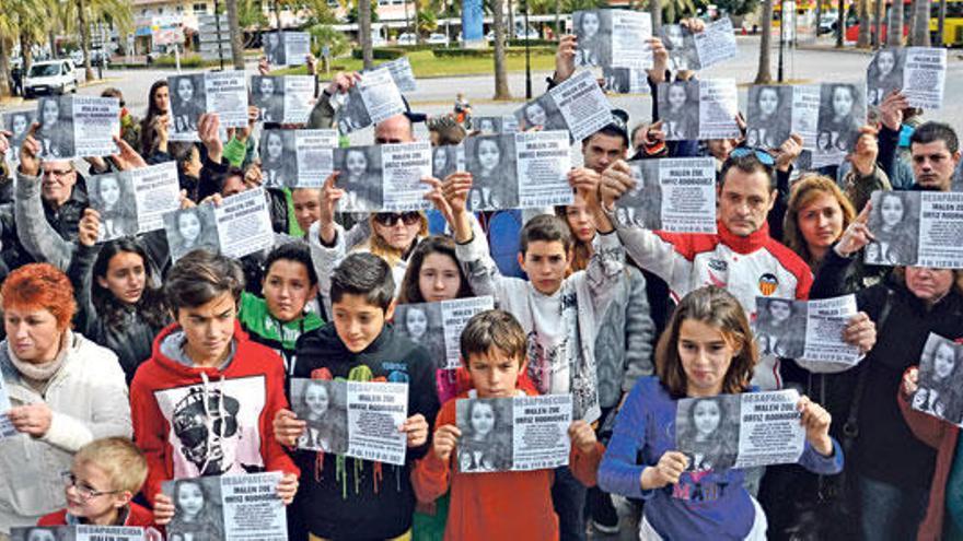 Medio centenar de personas con carteles, durante la concentración ayer en Santa Ponça.