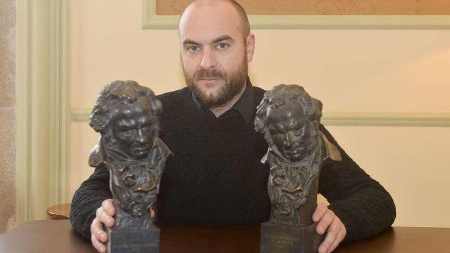 El director coruñés Alberto Vázquez con sus dos premios Goya.