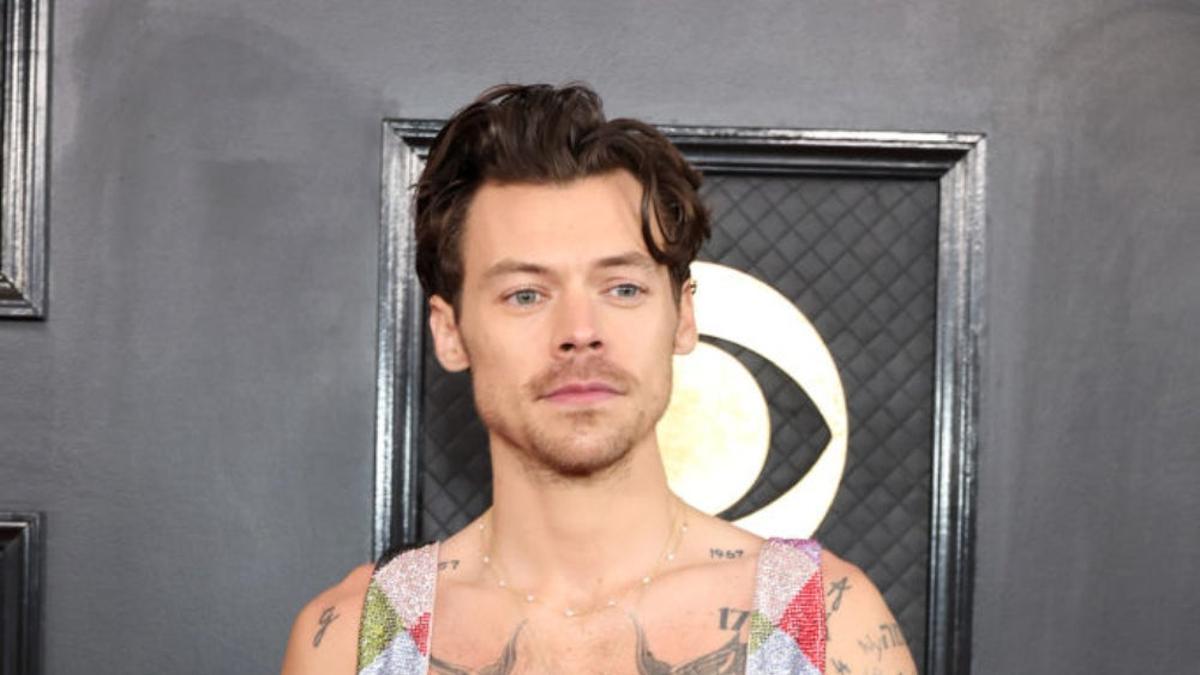 Harry Styles llega a pecho descubierto y lentejuelero a los Grammy 2023