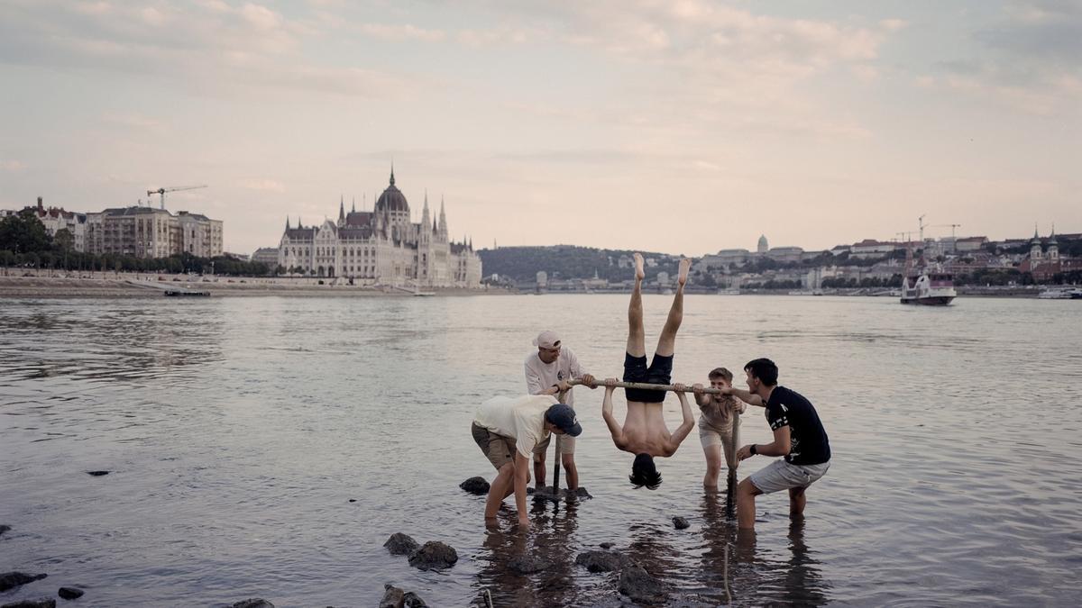 Jóvenes jugando en mitad del Danubio.