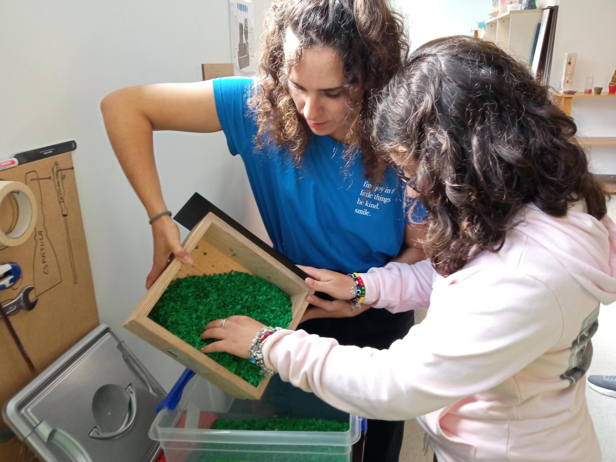 Transformación de plástico reciclado no obradoiro Diversiplás, de Íntegro.
