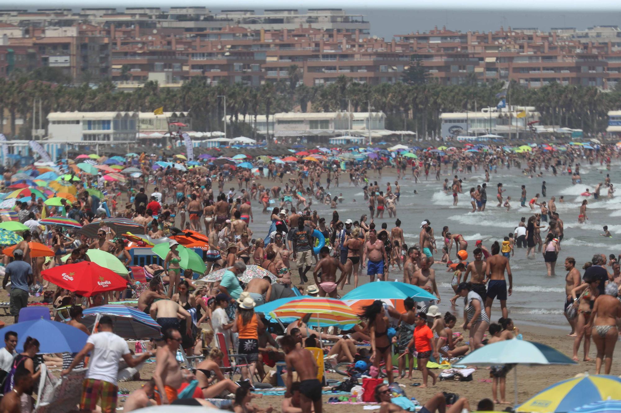 La playa y las terrazas, de nuevo, llenas