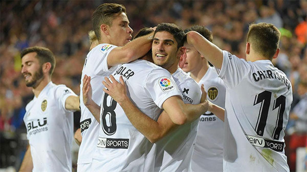 Santi Mina y Guedes lideran al Valencia en el derbi