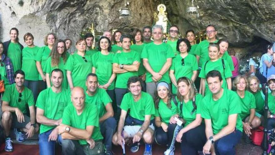 Los trabajadores del Centro Médico de Asturias, en la Santa Cueva de Covadonga.