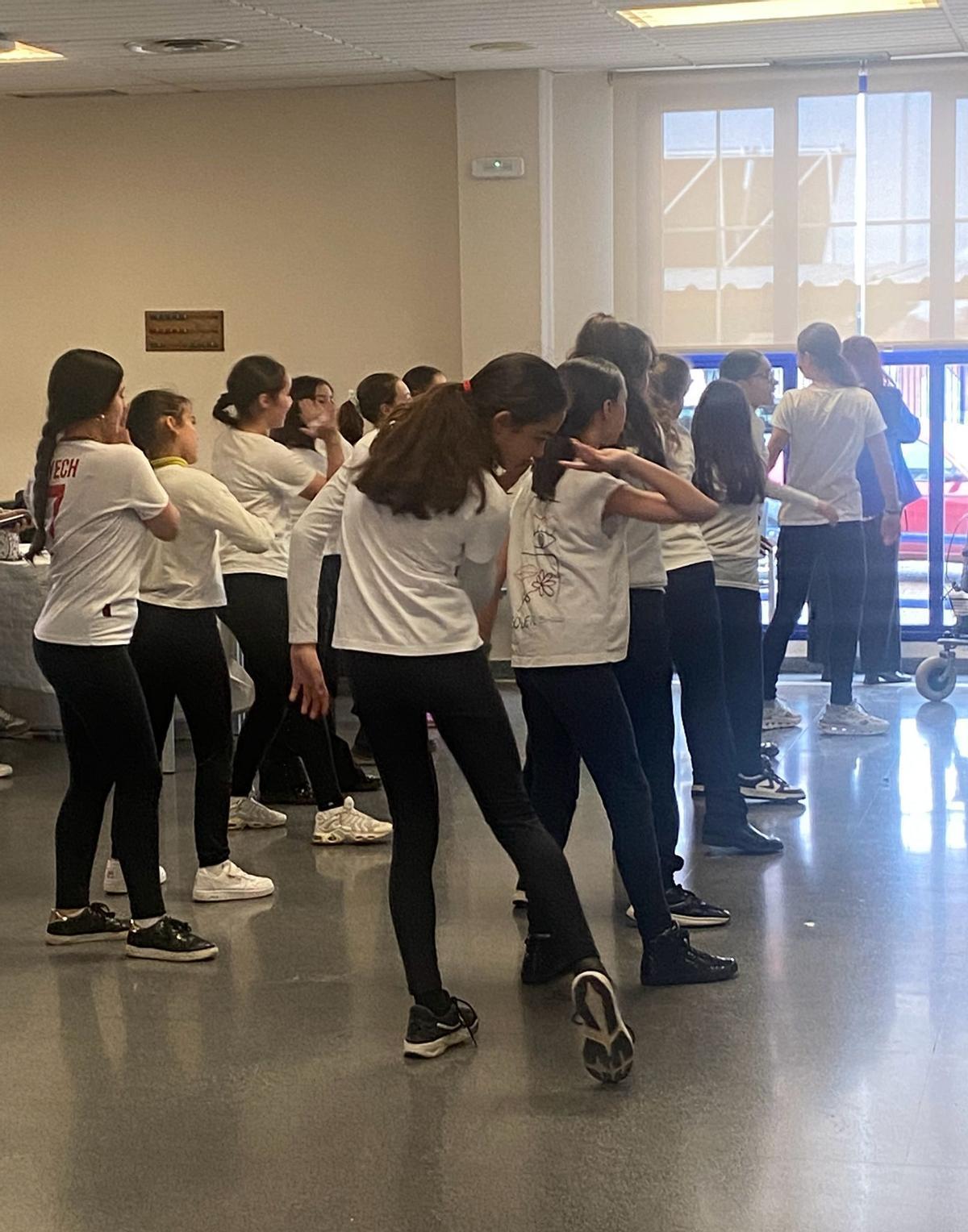 Varios niños y niñas del CEIP Fernando II, durante la visita a la Residencia Mixta.