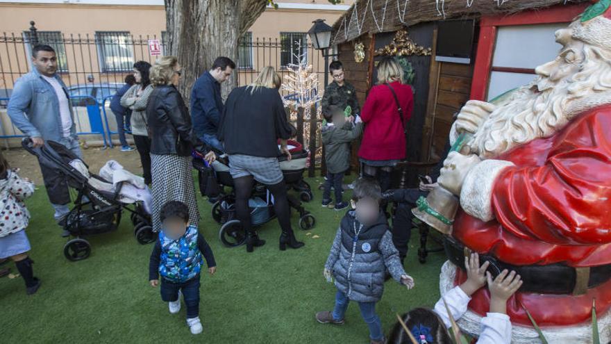 Los niños esperando para entrar en la casita de Papá Noel