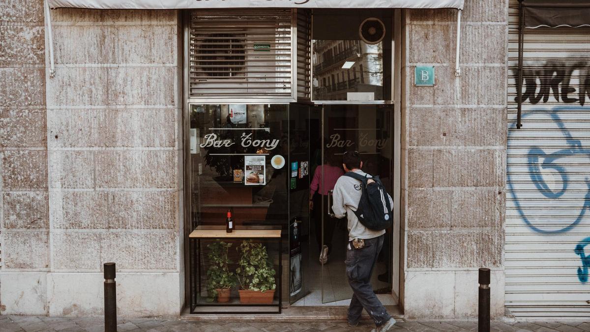 VÍDEO | Bares normales, el bar Tony, en la plaza Santa Eulàlia de Palma.