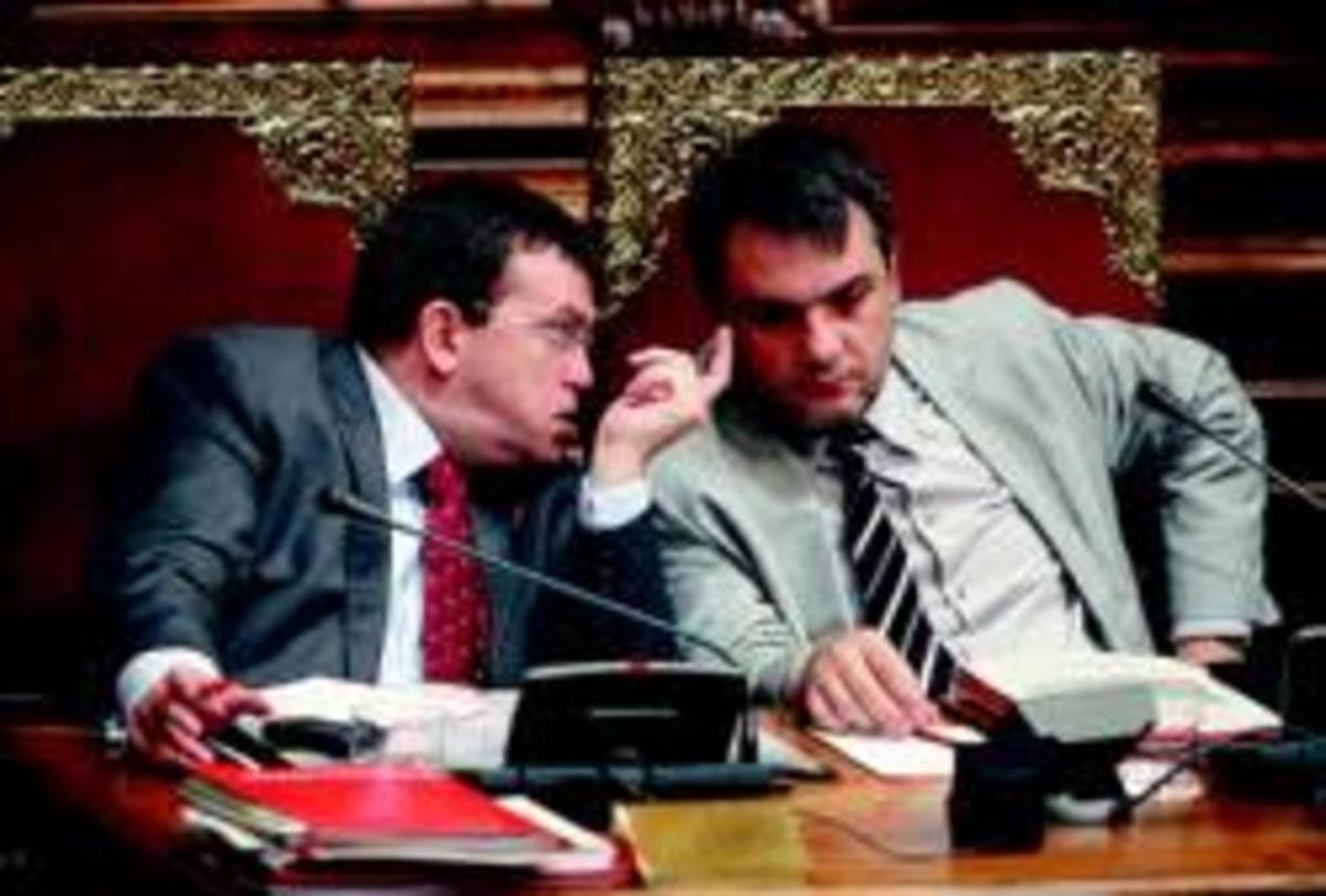 Els tinents d’alcalde Jordi William Carnes (esquerra) i Carles Martí parlen durant el ple d’ahir. Els tinents d’alcalde Jordi William Carnes (esquerra) i Carles Martí parlen durant el ple d’ahir.