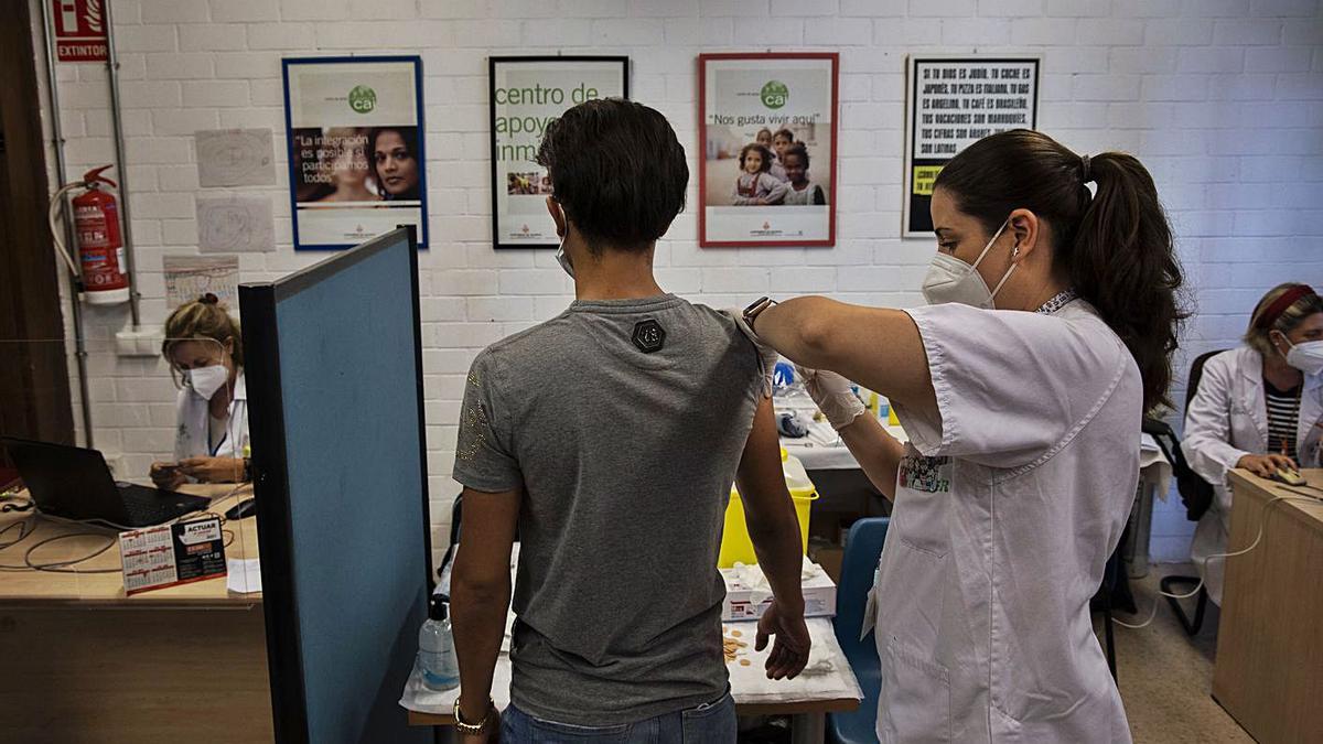 Un joven recibe la vacunación en el Centro de Atención al Inmigrante, ayer.