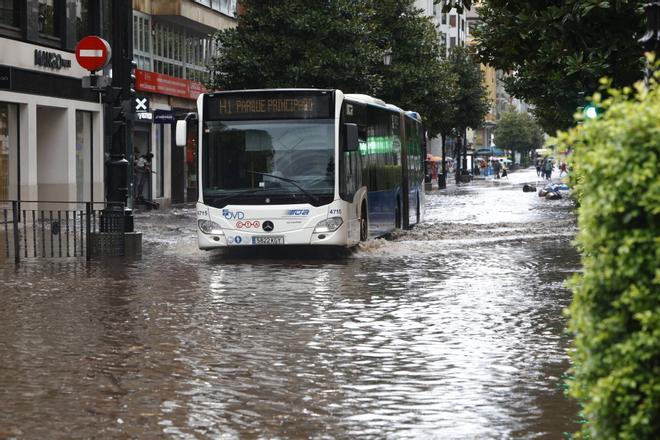 EN IMÁGENES: Inundaciones en Oviedo tras la tormenta