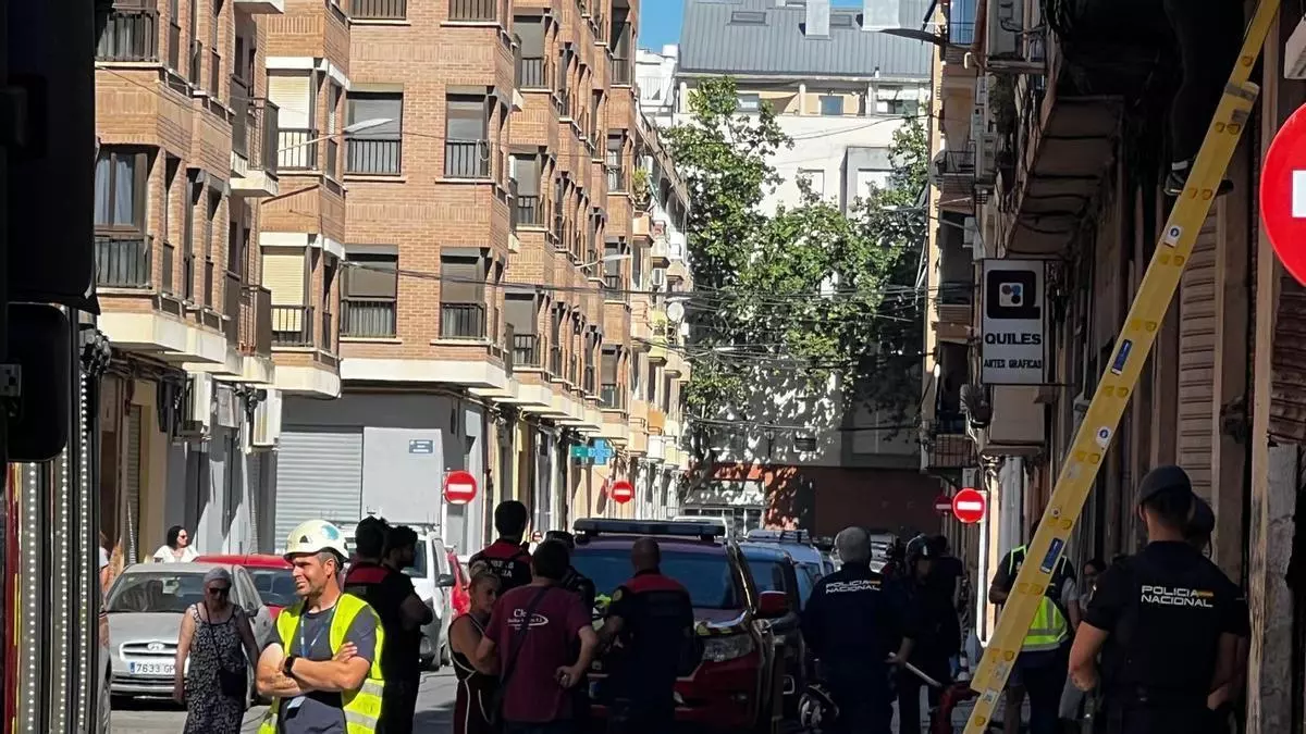 Cuatro detenidos, 70 vecinos desalojados y toneladas de basura en un incendio "que se veía venir" en València