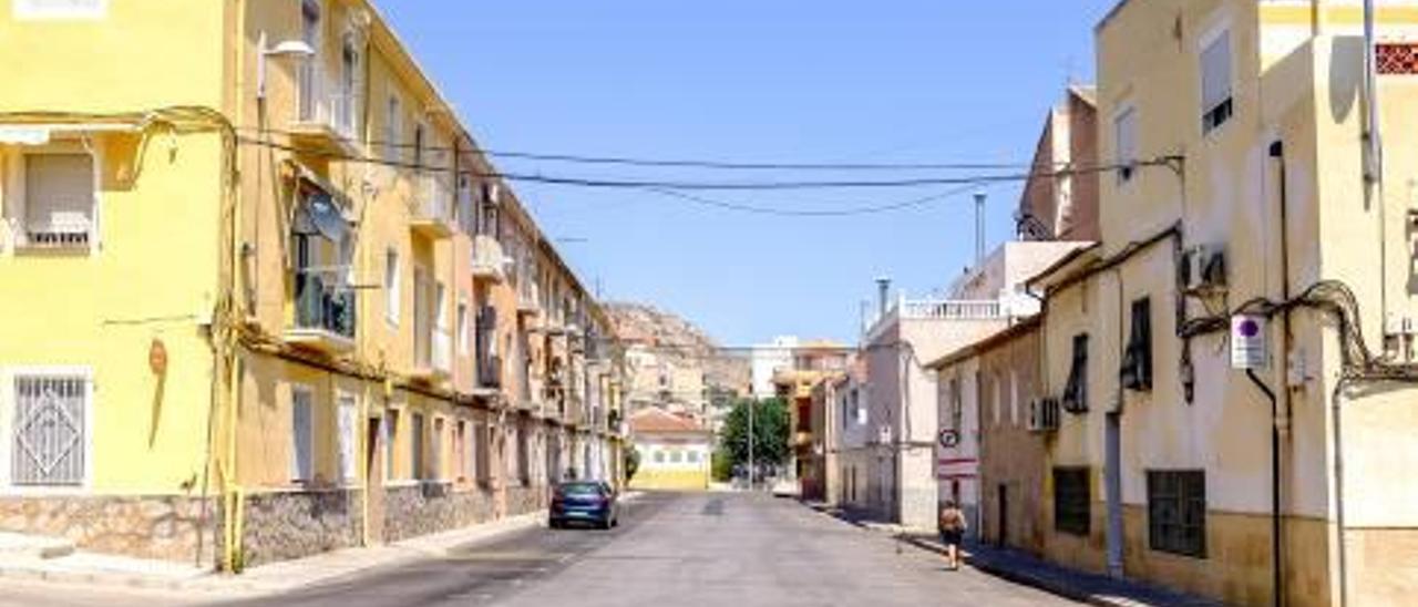 El barrio Virgen de la Cabeza de Elda con la sede vecinal al fondo de la calle.