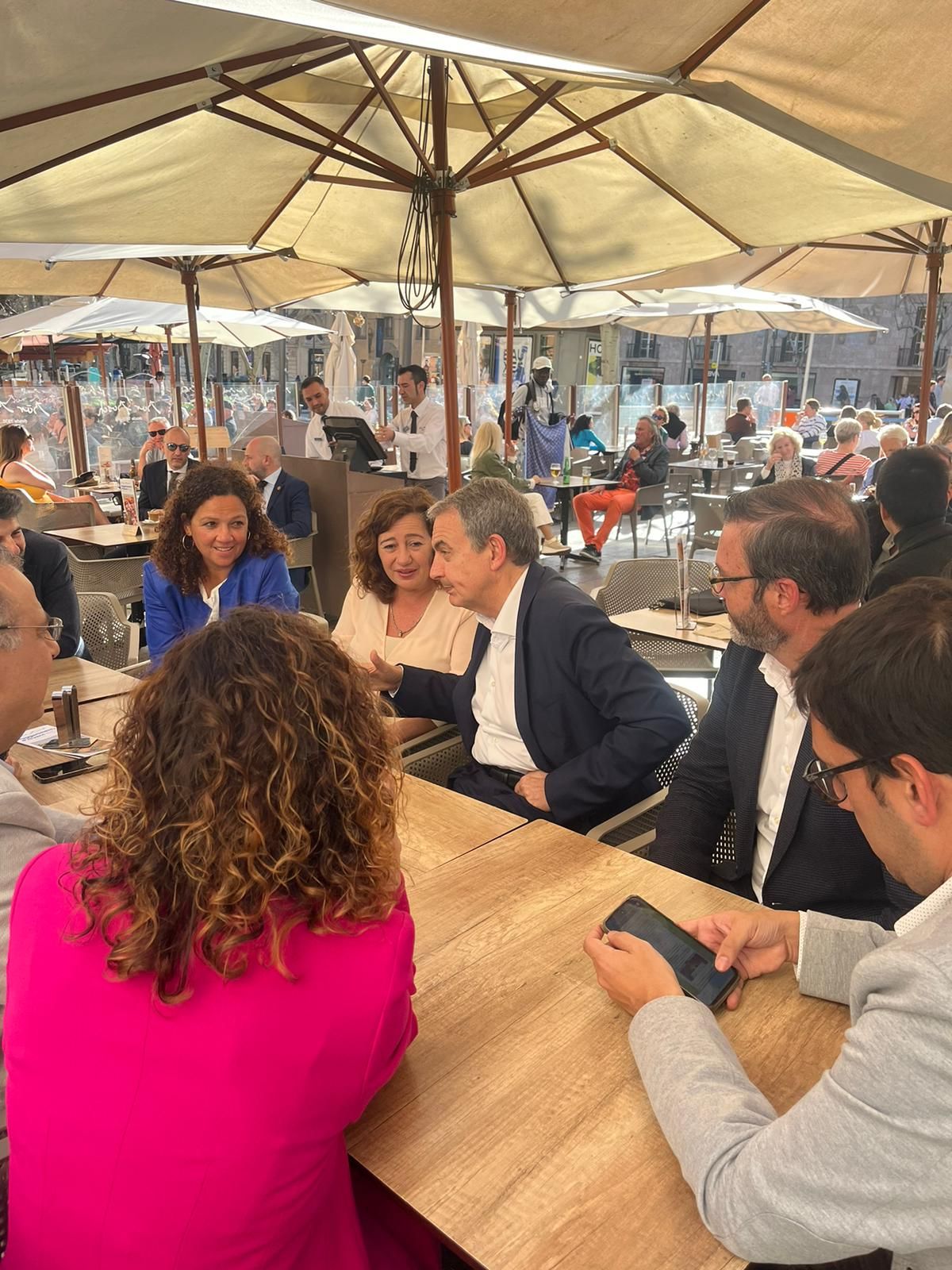 Zapatero en Mallorca: Las fotos del expresidente del Gobierno con Francina Armengol en el Bar Bosch de Palma