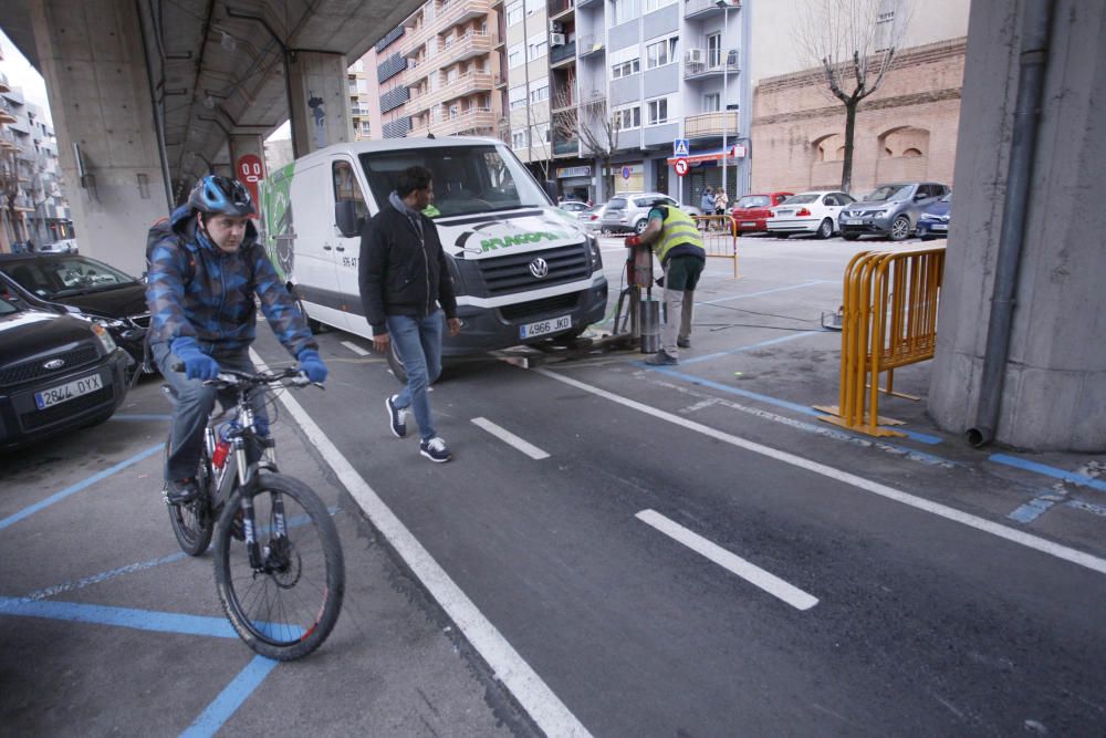 Posen protectors al carril bici de sota el viaducte de Girona