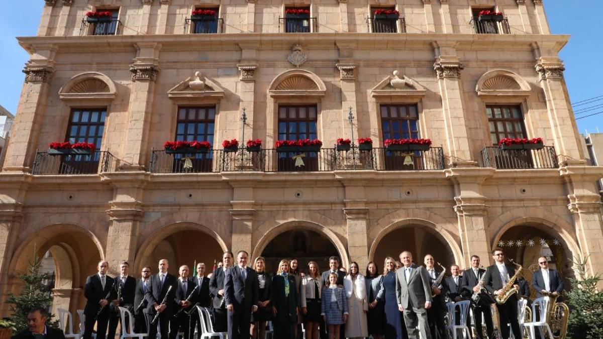 Imagen general de la Banda Municipal de Castelló con las autoridades