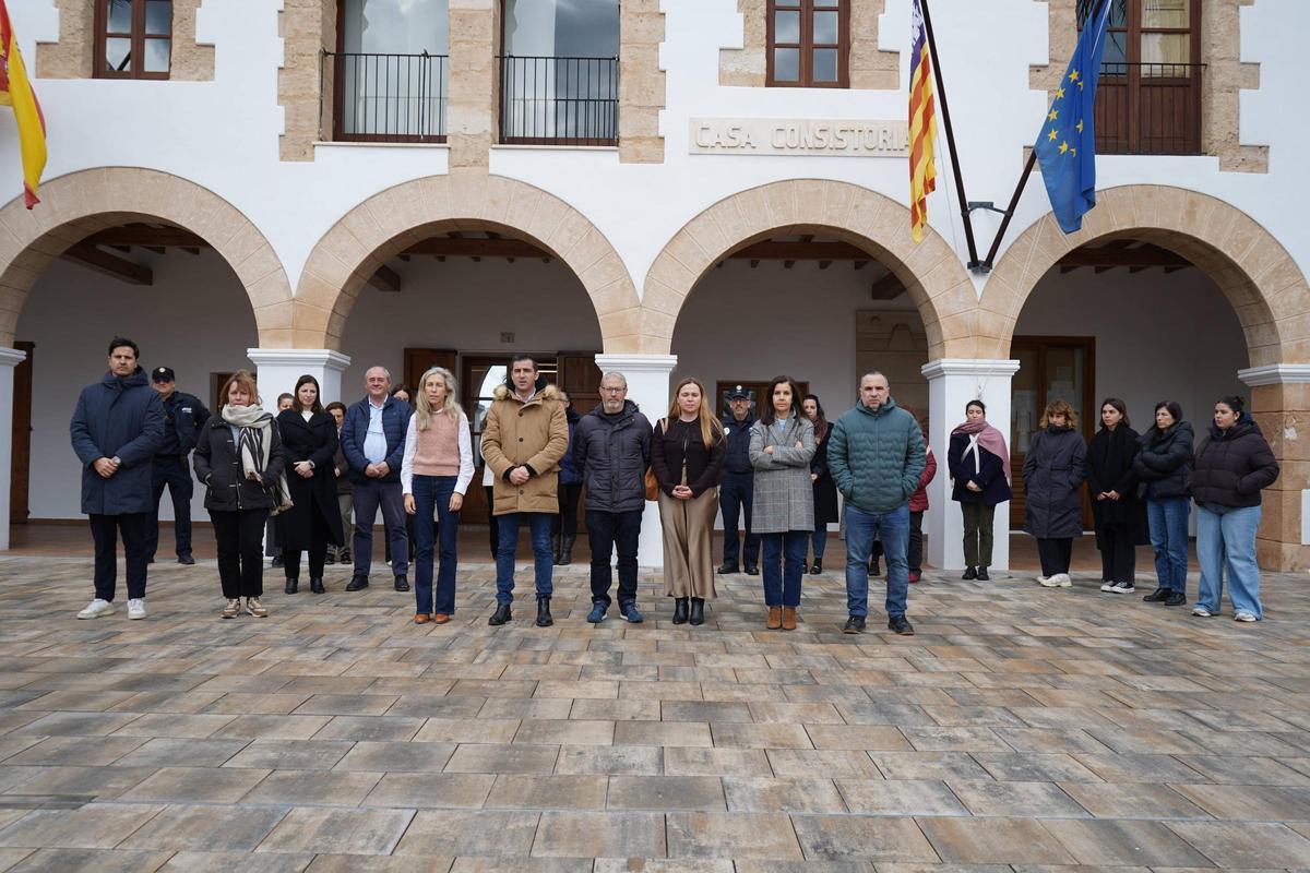 Minuto de silencio en Santa Eulària