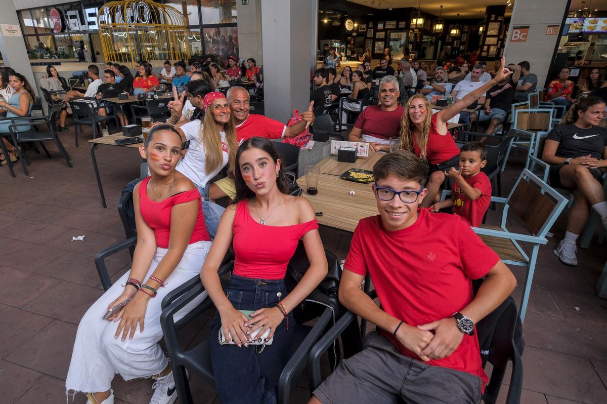 Afición española viviendo el cruce de España-Portugal en el CC Los Alisios