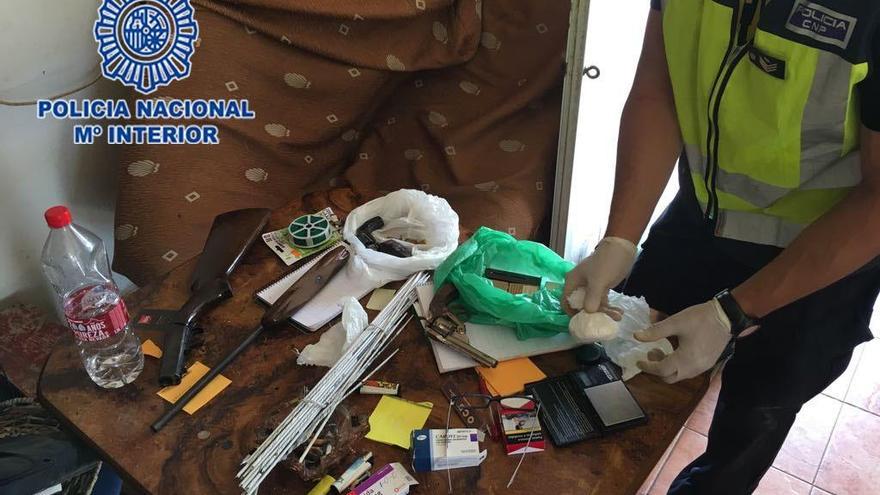 La Policía Nacional de Cartagena ha detenido a tres personas que presuntamente vendían distintos tipos de droga