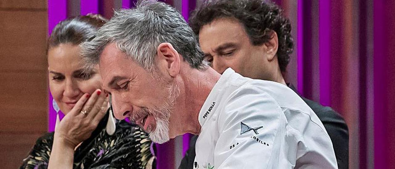 El chef prepara una lamprea en el arranque de MasterChef.   | // RTVE