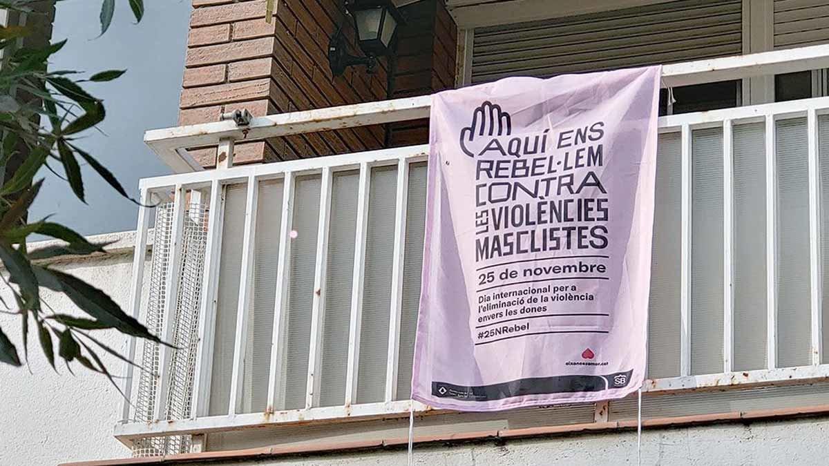 Sant Boi anima a los vecinos a colgar una pancarta contra la violencia machista