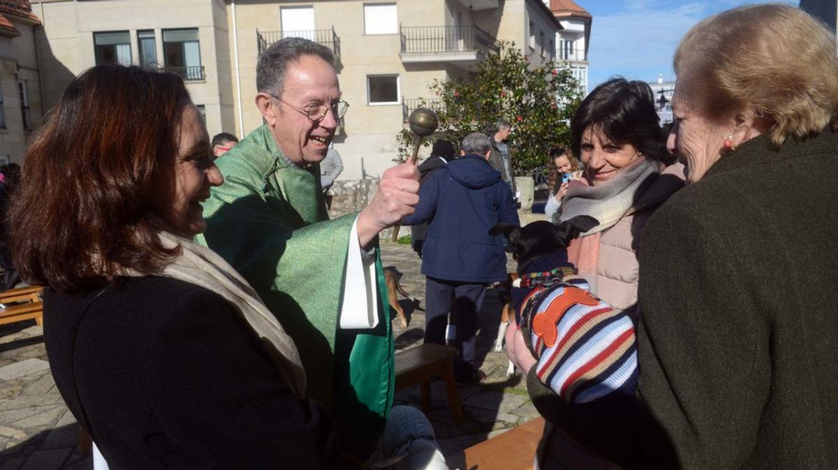 Una treintena de perros en la tradicional bendición de San Antonio