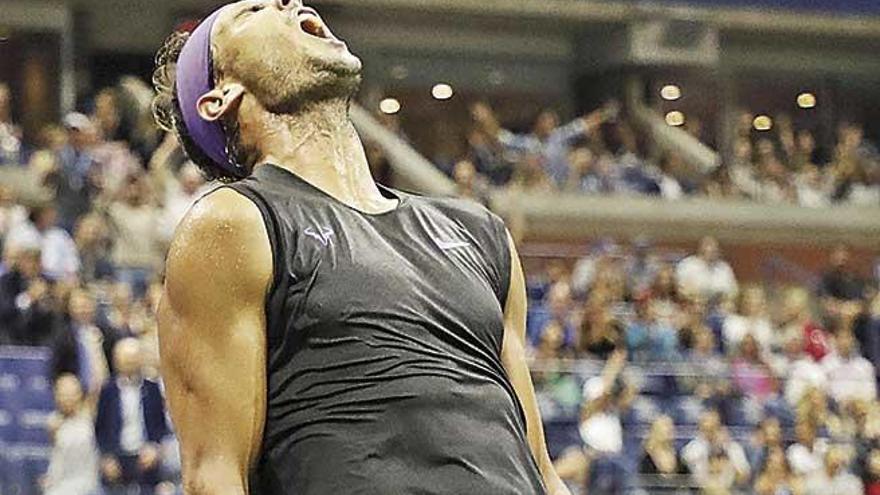 Nadal celebra uno de los puntos mÃ¡s espectaculares del partido, en el cuarto set.