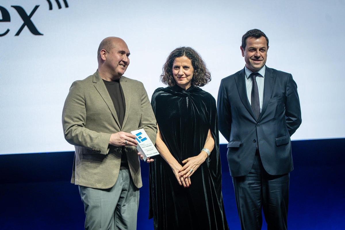 Rick Suárez, CEO de AstraZeneca, recoge el premio Empresa+Innovadora de manos de Óscar Pallarols, director de Innovació i Desenvolupament de Negaoci de Cellnex y Gemma Martínez, directora adjunta de El Periódico