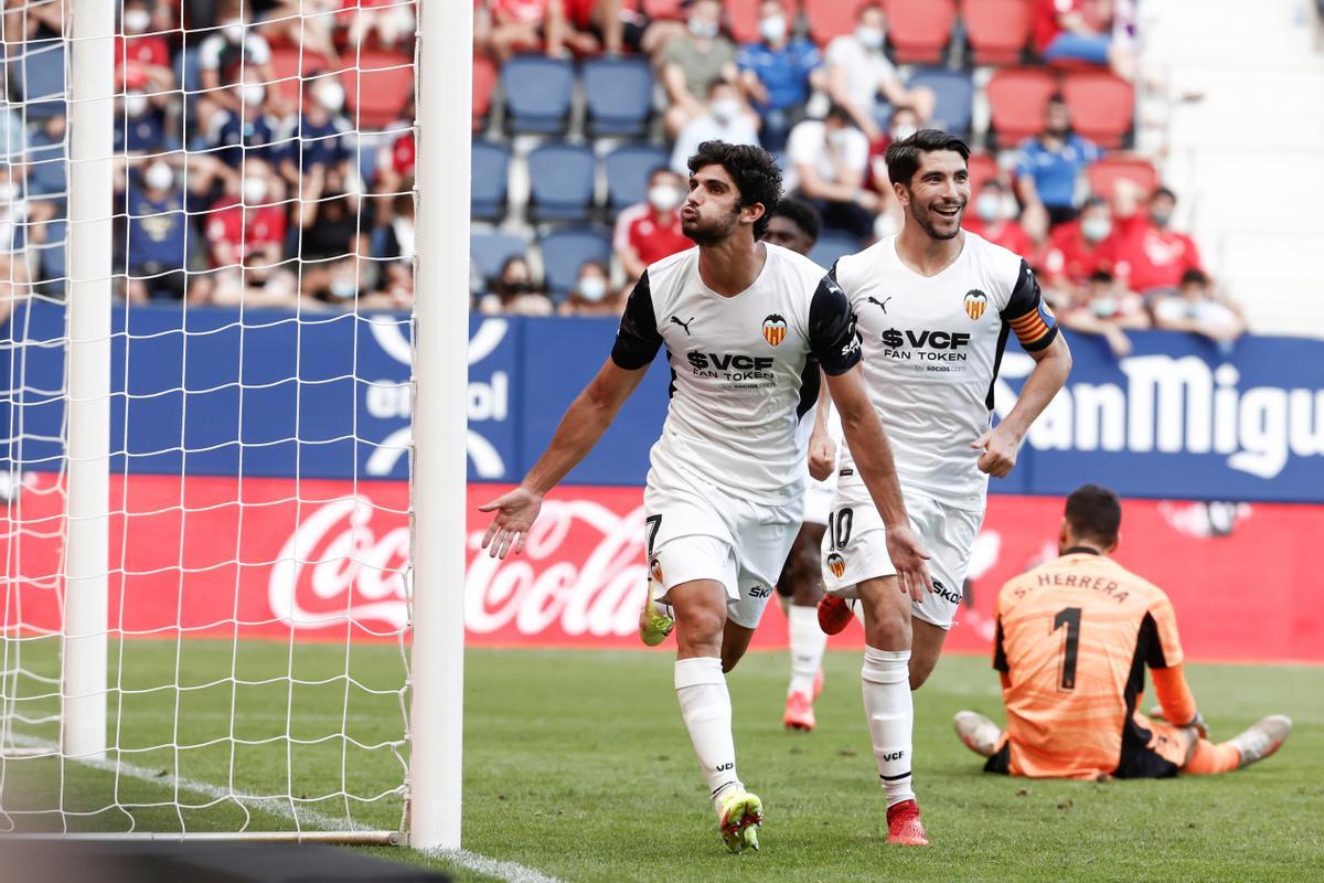 Guedes celebra su gol frente a Osasuna junto a Soler