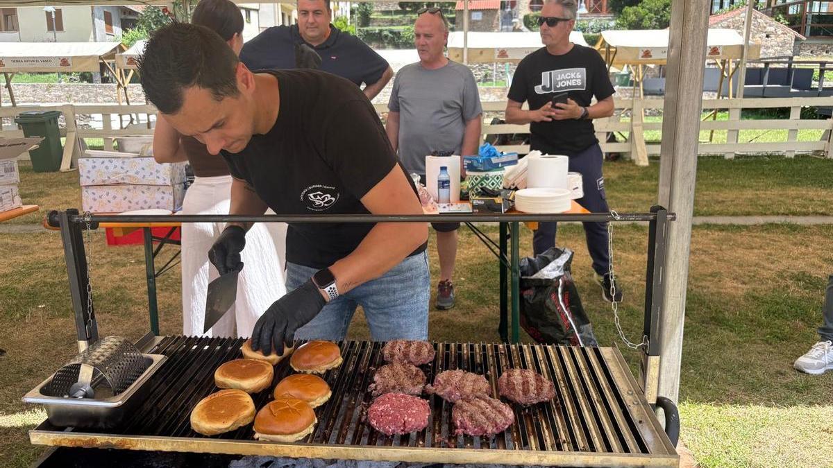 El hostelero cangués Jairo Alcaide prepara las hamburguesas en Prao del Molín.