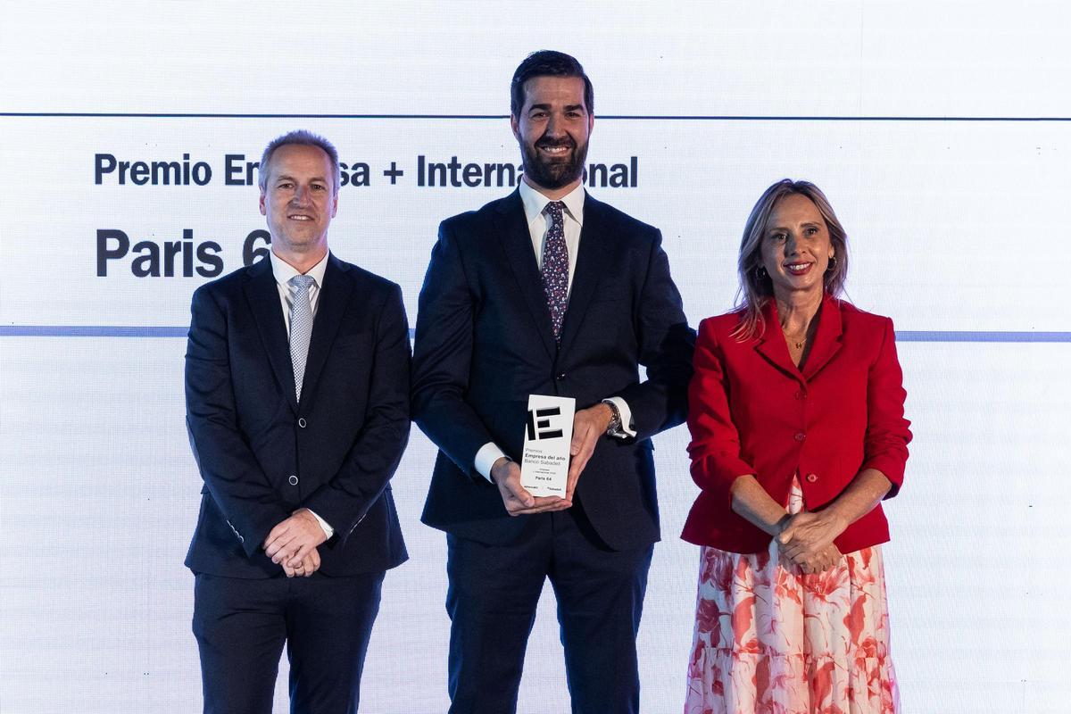 José María Pozas, fundador y CEO de Paris/64  ha recibido el premio de manos de Ricardo Barceló, director de EL PERIÓDICO DE ARAGÓN, y Cristina Sánchez, directora gerente de EL PERIÓDICO DE ARAGÓN.