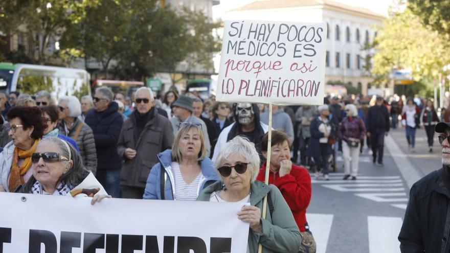 La defensa de la sanidad pública llena las calles de Zaragoza: &quot;Están potenciando la privada y el sistema se está viniendo abajo&quot;