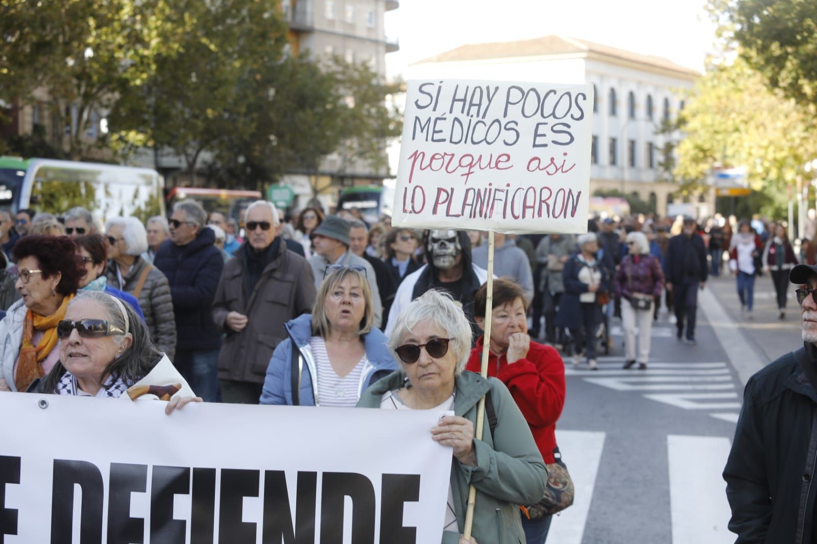 En imágenes | La defensa de la sanidad pública llena las calles de Zaragoza