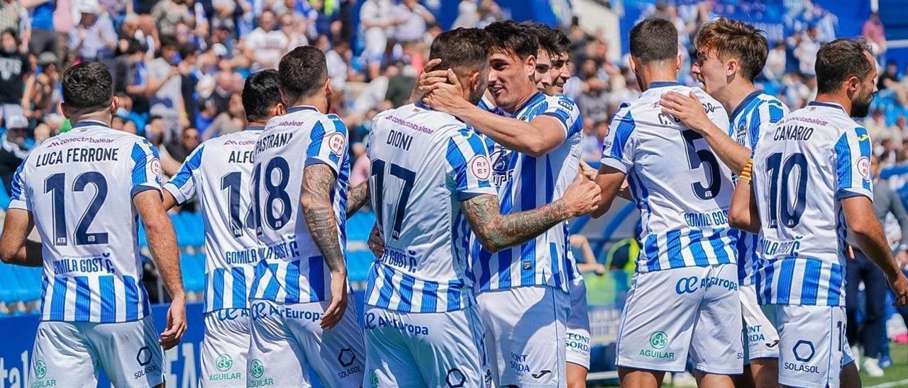 Dioni es felicitado por sus compañeros tras anotar uno de sus tantos frente al Barça B.