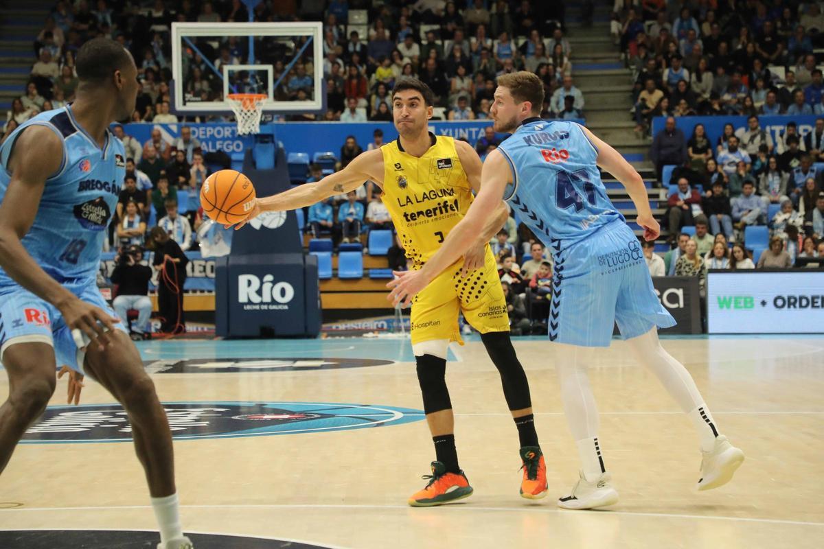 Jaime Fernández da un pase ante la defensa de Kurucs.