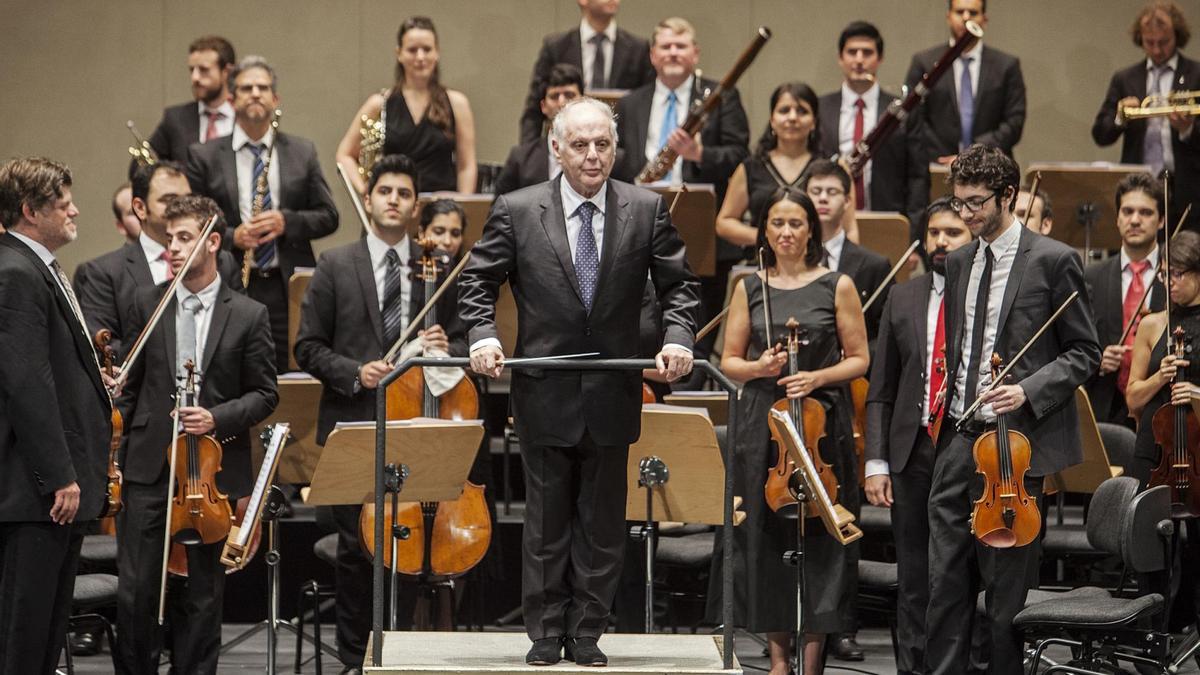 La Orquesta West-Eastern Divan, a las órdenes de Daniel Barenboim, clausuró anoche en el Teatro de la Maestranza su tradicional gira estival. / Pepo Herrera