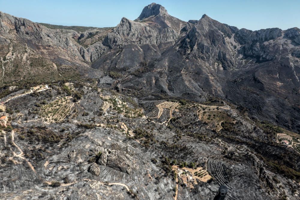 Vistas aéreas del incendio de Bolulla