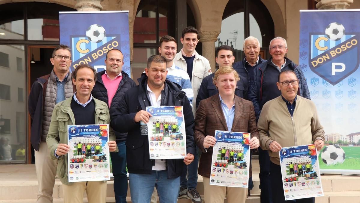 La directiva del Don Bosco, con el alcalde Ignacio Gragera en la presentación.