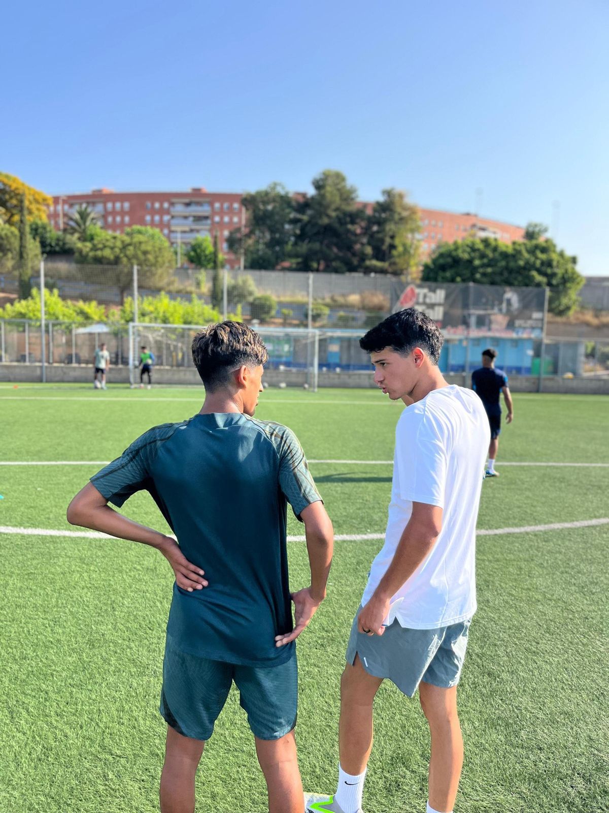Adri, con un futbolista en pleno proceso de entrenamiento y preparación.