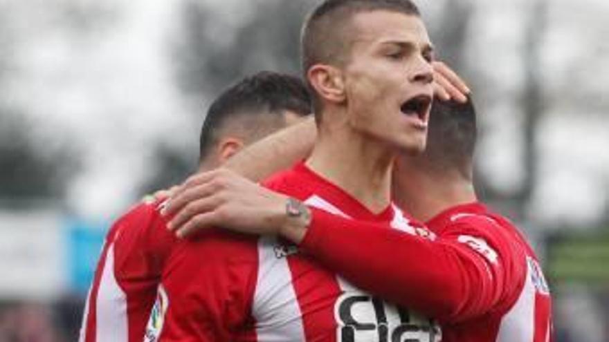 Samuele Longo celebra un gol a l&#039;estadi.