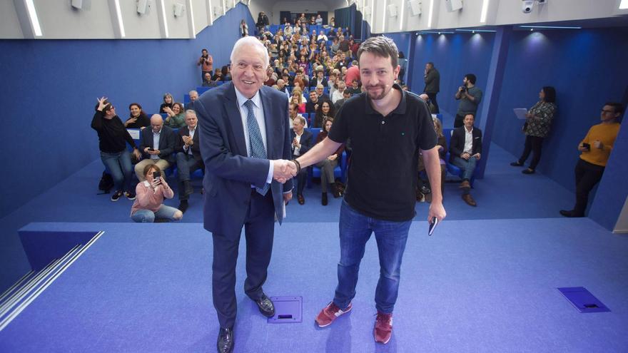 García-Margallo y Pablo Iglesias antes de iniciar el cara a cara en el Club INFORMACIÓN