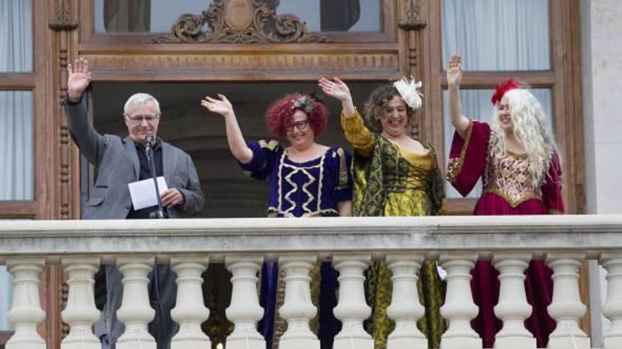 La Magas de Enero en el balcón del ayuntamiento.