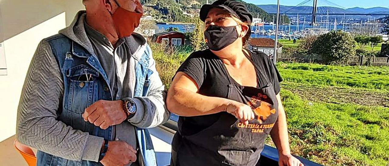 El edil de XM, Javier Carro, y el Burguer Piscis de Domaio, repartirán 40 cenas para este fin de año entre las familias vulnerables de la villa. La cena para recoger constará de pulpo con langostinos de primero, codillo al horno y postre.